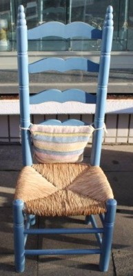 Auktion 357<br>hoher Kinderstuhl, blau lackiert, Binsensitz, Friesland [1]