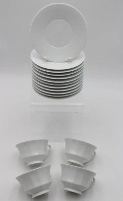 Auktion 342<br>Fürstenberg-Konvolut, Weißporzellan, 4x Teetassen, 12x Unterteller nicht passend zu den Tassen, Tassen H-6cm. Teller D-15cm. [1]