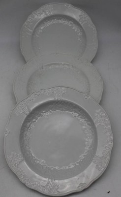 Auktion 369<br>3x Meissen Teller, weiss mit Reliefdekor, D-25 cm, Schwerter durchschliffen [1]