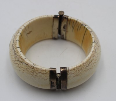 Auktion 369<br>breiter Armreif um 1940, Bein, ca. D-7cm B-3,2cm. [1]