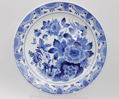 Auktion 369<br>Wandteller, Delft, de porceleyne fles, florales Dekor, D-25cm. [1]
