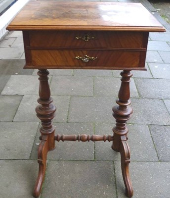 Auktion 372<br>Nähkästchen mit Wurzelholzfurnier um 1880, samt Inhalt, ein Scharnier lose, H-78cm, 50x42 cm [1]