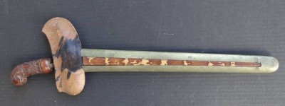 Auktion 369<br>alter Kris, beschnitzter Holzgriff (lose), Metall/Holz-Scheide, Länge ca.: 43 cm [1]