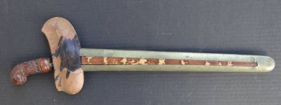 Auktion 369<br>alter Kris, beschnitzter Holzgriff (lose), Metall/Holz-Scheide, Länge ca.: 43 cm [1]