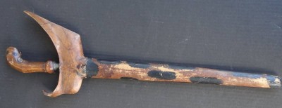 Auktion 369<br>Alter Flammenkris mit Holzgriff in Holzscheide diese beschädigt, Länge ca. 52 cm [1]