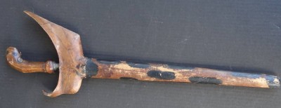 Auktion 369<br>Alter Flammenkris mit Holzgriff in Holzscheide diese beschädigt, Länge ca. 52 cm [1]