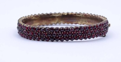 Auktion <br>Alter Granat Armreif, Tombak, 5 Steine fehlen, 6x6cm [1]