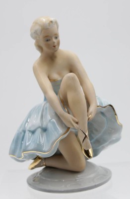 Auktion 343<br>Ballerina, Fasold & Stauch, polychr. Bemalung, teilw. berieben, ca. H-16,5cm. [1]