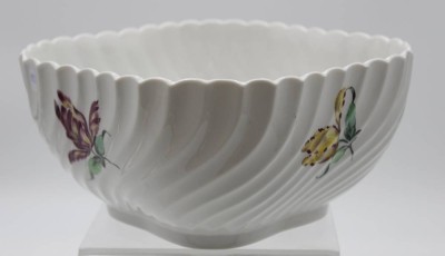 Auktion <br>gr. Schale, Nymphenburg, florale Bemalung, H-10,8cm B-21cm. [1]
