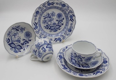 Auktion <br>2x Kaffee-Gedecke, Hutschenreuther, Zwiebelmuster, 1 Gedeck mit Schleifstrich, ca. H-6,5cm. [1]