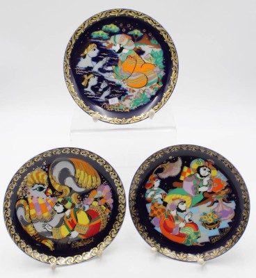 Auktion <br>3x Wandteller, Rosenthal studio-linie, Sindbad der Seefahrer, Björn Wiinblad, 2 Teller mit Schleifstrich, ca. H-16,5cm. [1]
