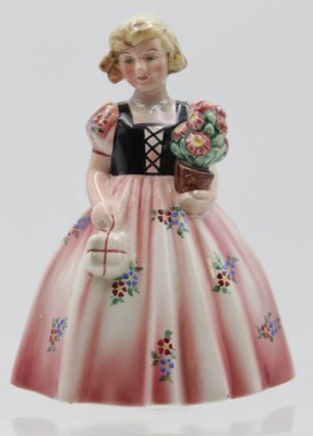 Auktion <br>Figur, Royal Belvederé, Mädchen mit Blumen, polychr. Bemalung in Unterglasur, ca. H-15cm. [1]