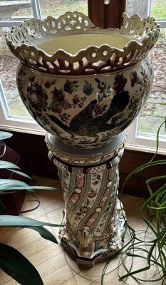 Auktion <br>Majolika-Blumensäule mit gr. Übertopf, wohl Szolnay, Pecs, Durchbruchand tw. beschädigt [1]