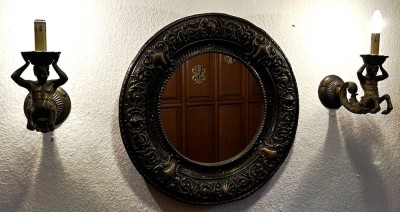 Auktion <br>gr. runder Wandspiegel mit 2 figürlichen Wandleuchtern, Gelbguss/Bronze [1]