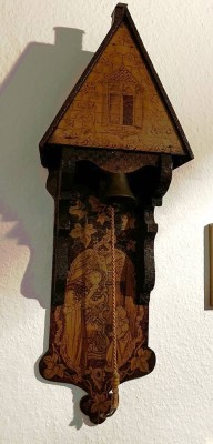 Auktion <br>Handglocke in Häuschen, Brandmalerei, mittig Riss, wohl 19. Jhd., ca. H-72 cm [1]