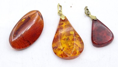 Auktion <br>3 Bernstein Teile, 2x Anhänger, 1x Brosche, zus. 13,6g. [1]
