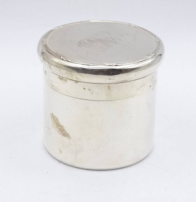 Auktion <br>Teedose o.ä. Silber, England, Monogrammiert, H. 6,0cm, D. 6,5cm, einige Dellen vorhanden, 105g. [1]