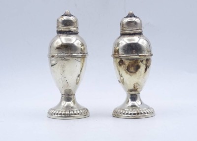 Auktion <br>Salz und Pfefferstreuer, Sterlingsilber, H. 9,5cm, gefüllter Stand, Alters- und Gebrauchsspuren [1]