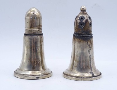 Auktion <br>Salz und Pfefferstreuer, Sterlingsilber, H. 8,0cm, gefüllter Stand, Alters- und Gebrauchsspuren [1]