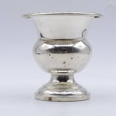 Auktion <br>Vase? Sterlingsilber, gefüllter Stand, H. 7,0cm, D. 6,5cm, Alters- und Gebrauchsspuren [1]