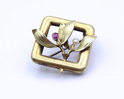Auktion <br>Gold Brosche mit Perle und Rubin, Gold 585/000, 3,8x3,8cm, 3,9g. [1]