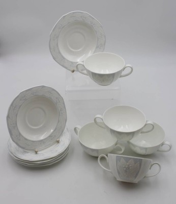 Auktion <br>5x Suppentassen mit 6x  U.T., 'Heinrich, Blue Elegance, 1x Henkel gebrochen, ca. H-5,8cm. [1]