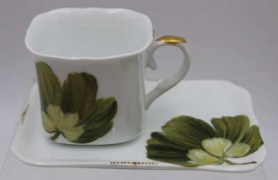 Auktion <br>Tasse mit U.T., florale Bemalung, H-6,2cm. [1]