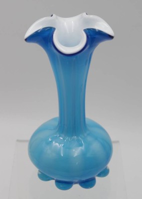 Auktion <br>Kunstglas-Vase, blau/weiß, wohl Tschechien, H-21,2cm. [1]