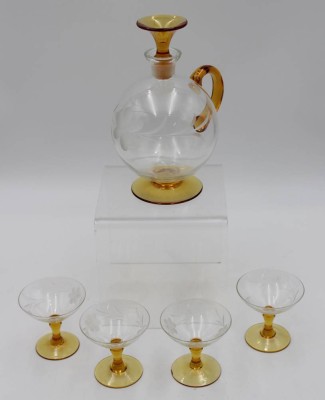 Auktion <br>Likörkaraffe mit 4 Gläsern, wohl 40/50er Jahre, floraler Schliff, 1x Glas mit Chip, ca. H-20,5cm u. 7,3cm. [1]