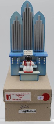 Auktion <br>Engel an Orgel, Erzgebirge, Uhlig, mit Spieluhr, orig. Karton, div. Farbverlust, ca. H-18,2cm B-9,5cm. [1]