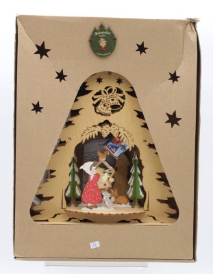 Auktion <br>Weihnachtsaufsteller, Holznischl, beleuchtbar, orig. Karton, ca. H-33cm B-25,5cm. [1]