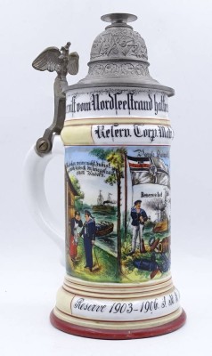 Auktion <br>Reservistenkrug Reserve 1903 - 1906 S.M.S. Mecklenburg, Zinndeckel, aufgesetztes Stück fehlt!, Lithophanie im Boden, auf Griff mit Stempel DRGM No. 26364, H. 25cm [1]