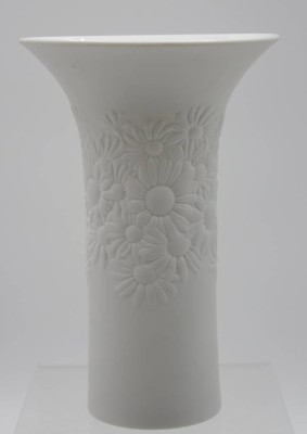 Auktion <br>Künstlervase, Rosenthal, R. Nairac, Weißporzellan, florales Relief, H-20,8cm. [1]