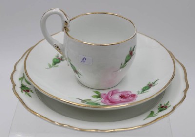 Auktion <br>3tlg. Gedeck, Meissen, Schwertermarke, Rote Rose, je 2 Schleifstriche, Schwanenhalshenkel, Tasse ca. 7,5cm. [1]