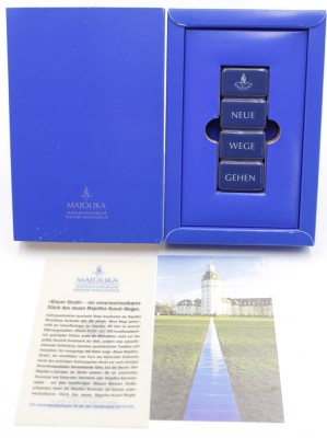 Auktion <br>Zierobjekt, Karlsruher Majolika, Neue Wege gehen, OVP, 10 x 3,5cm. [1]