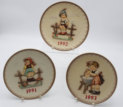 Auktion <br>3x Hummel-Jahresteller, Goebel, 1991-1993, D-19,2cm. [1]