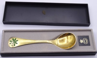 Auktion <br>Georg Jensen Jahreslöffel, 1975, Silber 925 - vergoldet, berieben, emailliert, in Schachtel, L. 15cm, 45g. [1]