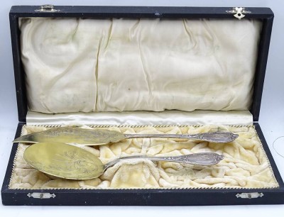 Auktion <br>Zwei Vorlegeteile in Kasten, Silber 800/000, verziert, L. 23,5-28cm, Monogrammiert, zus. 222g. [1]