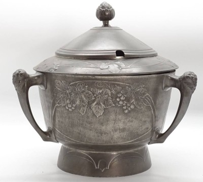 Auktion <br>Große Jugendstil Bowle mit grünem Glaseinsatz, Kayserzinn, H. 36cm, D. 29cm [1]