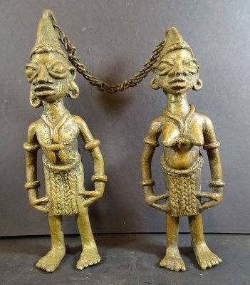 Auktion <br>afrikan. Paar, mit Kette verbunden, Bronze, wohl Benin, H-24 cm, [1]