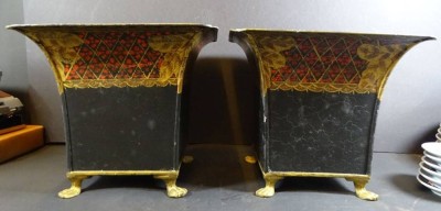 Auktion <br>Paar grosse, eckige Blumenübertöpfe aus Metall, bemalt, Löwentatzen, H-18 cm, 20x20 cm [1]