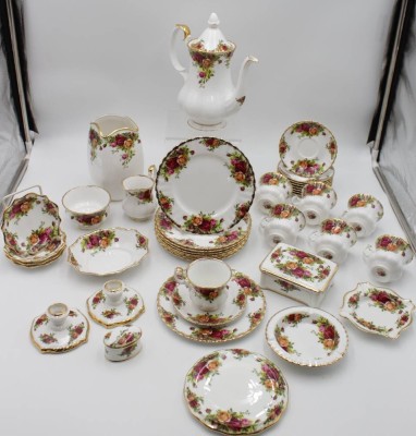 Auktion <br>umfangreiches Kaffeeservice, Royal Albert , Old Country Rose, Kaffeekern, 7x Tassen, 9x U.T, 9x Kuchenteller, Kannenuntersetzer, 2x div. Dosen., 2x Ascher, 2x Leuchter, 4x kl. Schälchen, ovale Schale, 1x Vase, Kaffeekanne H-23cm Tassen H-6,8cm, anbei defekte Teekanne [1]