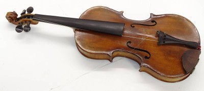 Auktion <br>Alte Geige im Koffer, anbei Bogen und div. Zubehör, Geige mit Etikett (unleserlich) , fehlende und lose Saiten, Alters- und Gebrauchsspuren, L. 60cm [1]