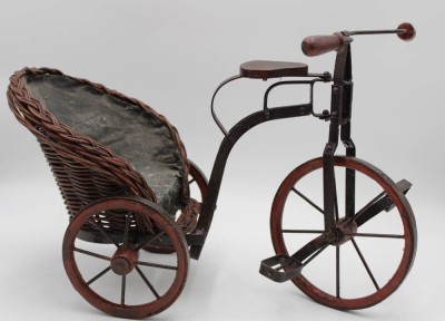 Auktion <br>Modell-Dreirad mit Korbsitz, Metall, H-32cm L-50cm. [1]