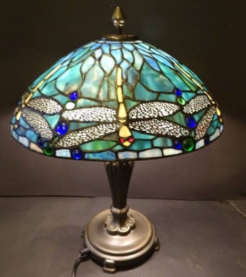 Auktion <br>Tischlampe im Tiffany-Stil, weohl Kunststoff mit bronzierten Metallstand, mit Dimmer, H-48 cm, D-36 cm [1]