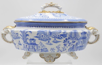 Auktion <br>ovale Terrine, England, Chinoiserien, wohl um 1900, Deckelunterseite bestossen, sonst gut, H-20cm B-36cm. [1]