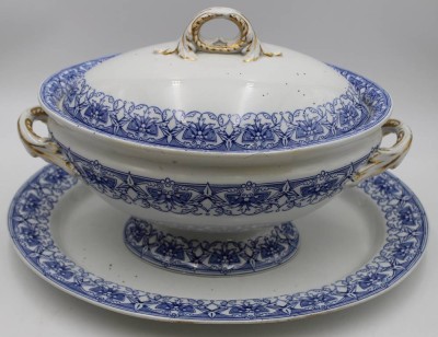 Auktion 345<br>gr. Terrine auf Stand sowie gr. Platte, wohl England um 1900, blaues Dekor, Terrine mehrfach Abplatzer, H-24cm B-37,5cm, Platte 43 x 34cm. [1]