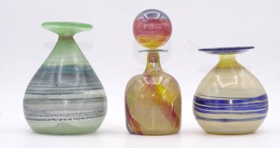 Auktion <br>3x kl. Kunstglas Vasen, ungemarkt, H. 7-10cm [1]
