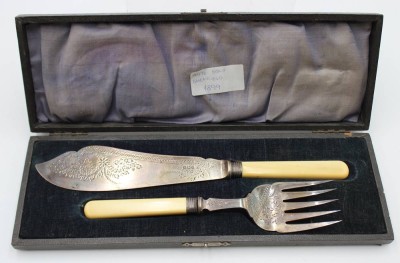 Auktion <br>Fischvorlegebesteck, John Batt & Co Ltd, 1899, Silber/Bein, in Kasten dieser nicht original, Messergriff gerissen, ca. L-29cm [1]