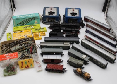 Auktion <br>Konvolut H0 Märklin, u.a. 3x Lokomotiven, div. Waggons Trafos und Zubehör, Funktion nicht geprüft, bespielte Erhaltungen [1]